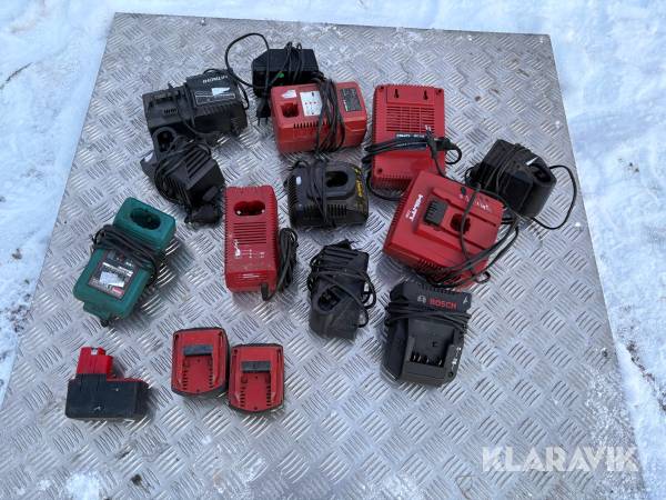 Parti med blandade batteriladdare och batterier
