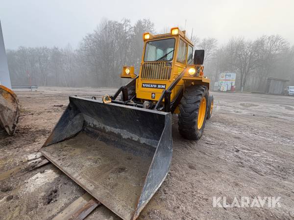 Baklastare Volvo BM LM 622 med skopa och gafflar