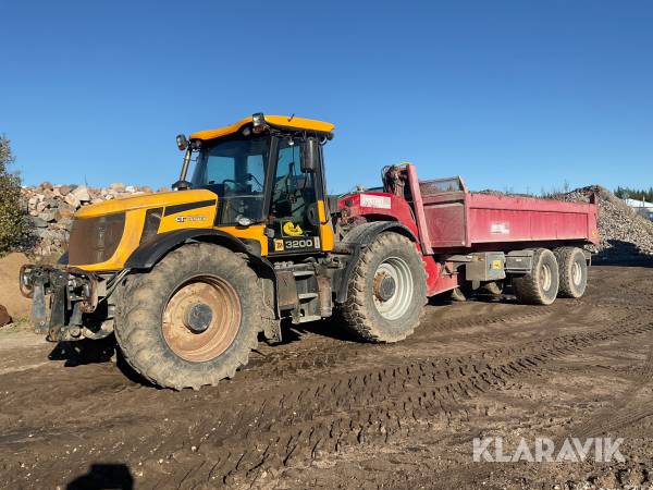 Traktor JCB Fastrac 3200 med Metsjö flakväxlarvagn