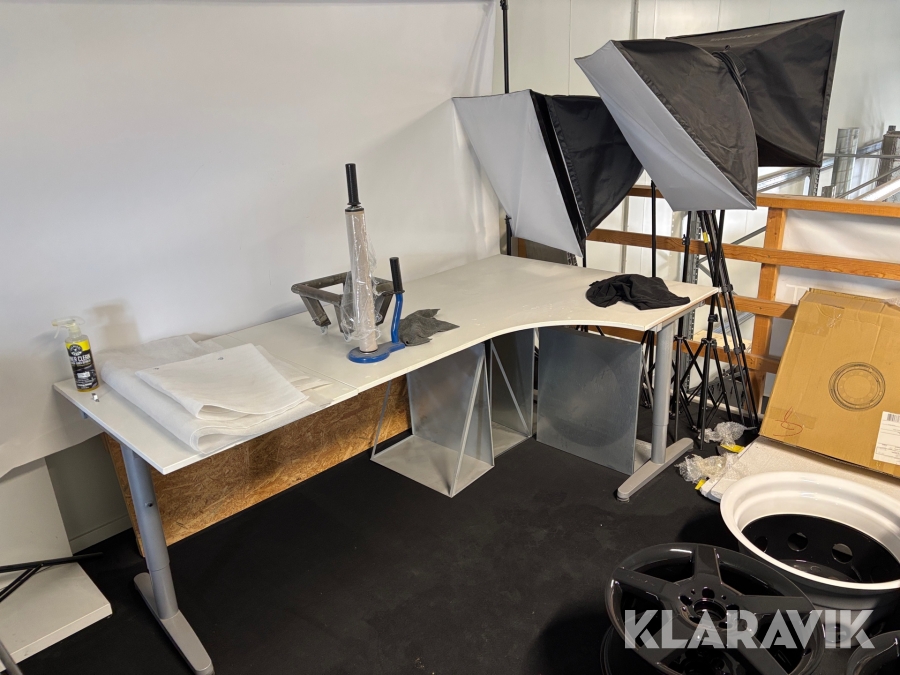 Skrivbord samt studiobelysning och bakgrundsduk