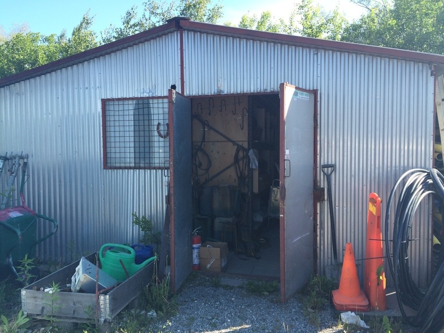 Plåtskjul/modelplåtskjul med verkstadsbod innuti