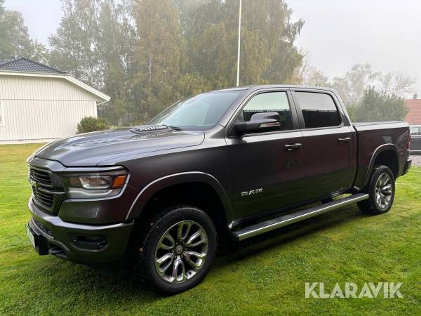 Pickup Dodge RAM 1500 Crew Cab 5.7 V8 Hemi Flex Fuel 4x4 TorqueFlite 395 Hk Laramie med luftfjädring