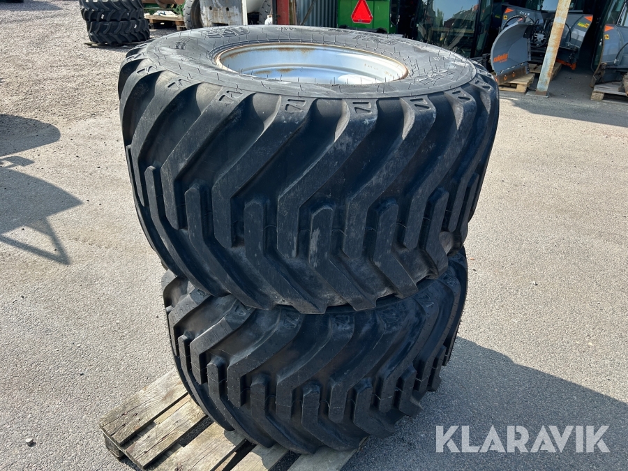 Däck på fälg till kärra BKT på fälg