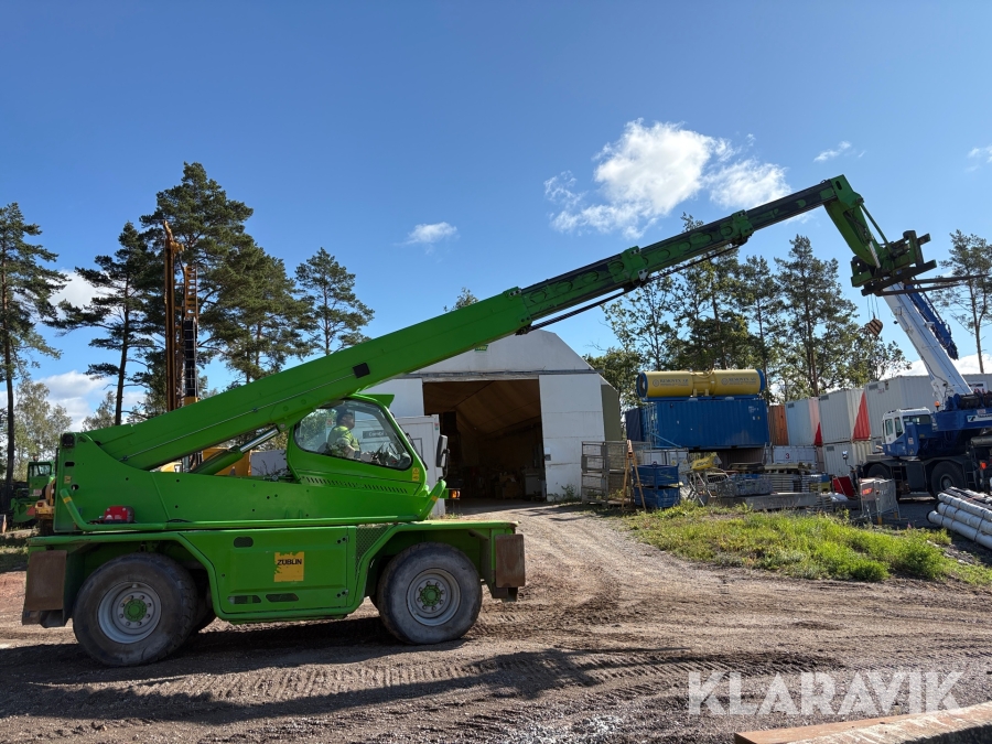 Teleskoplastare Merlo Roto 045.21 med gafflar, skopa, kranarm