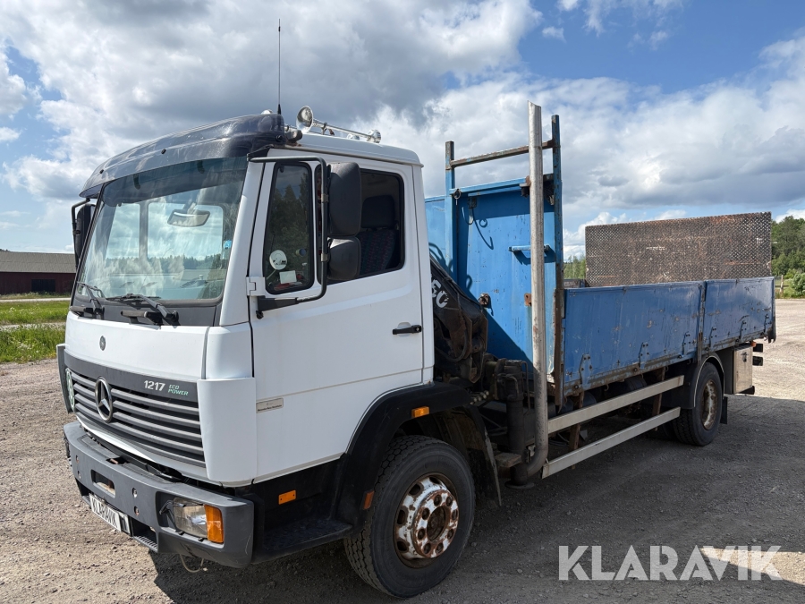 Lastbil Mercedes-Benz Atego 1217 L4X2 Eco Power med kran och bakgavellyft
