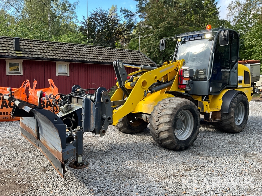 Hjullastare Weidemann 4070 CX100 med vikplog och sandspridarskopa