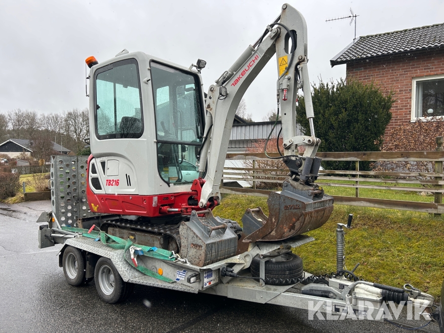Bandgrävare Takeuchi TB216 med släpkärra och skopor