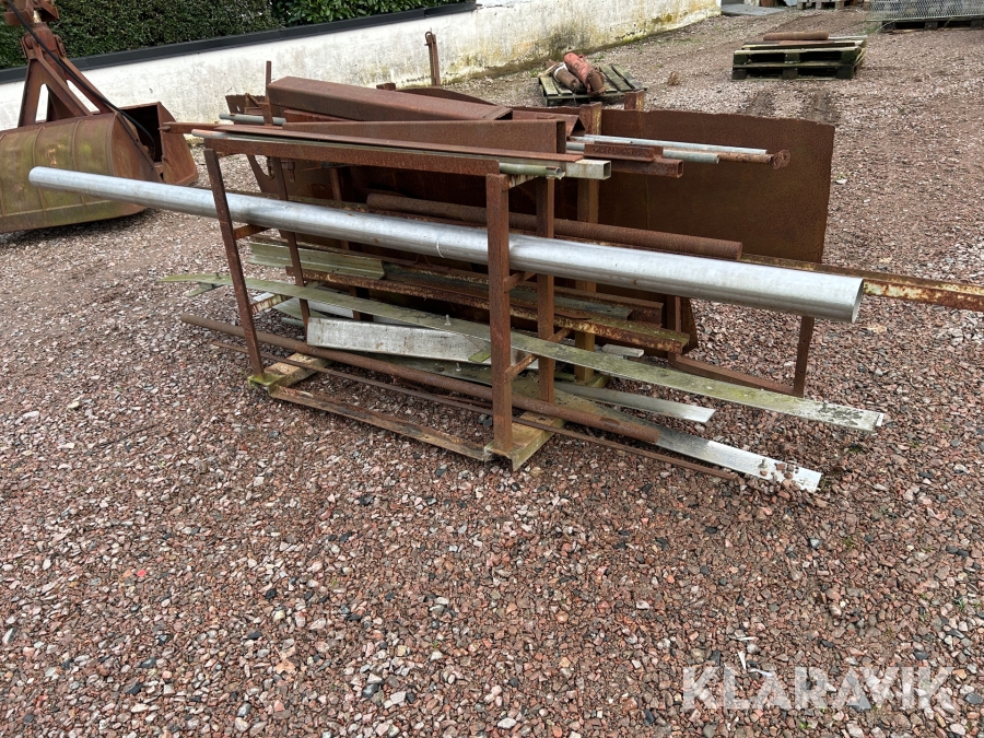 Materialställ med innehåll