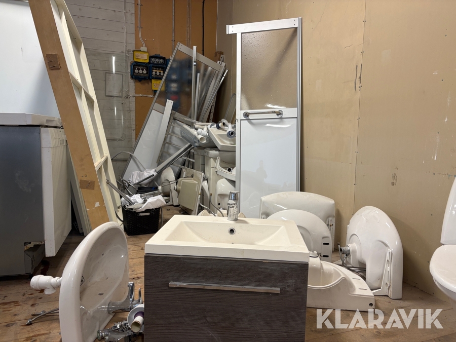 Parti med handfat och duschväggar