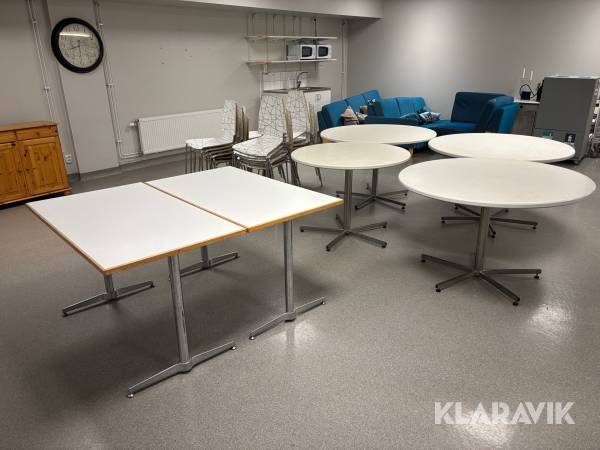 Parti med bord och stolar