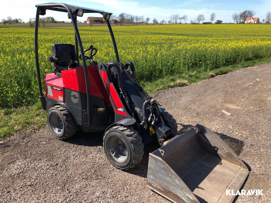 Kompaktlastare Norcar A60 med teleskopbom, planeringsskopa och pallgafflar