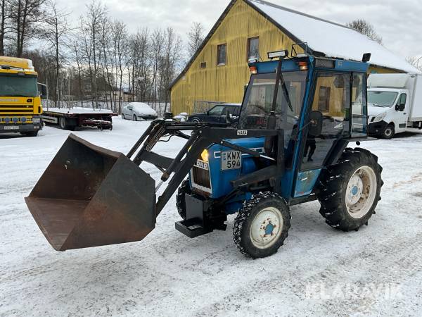 Traktor Ford 1700 med lastare och snöplog