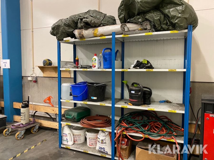 Verkstadshyllor med diverse inventarier