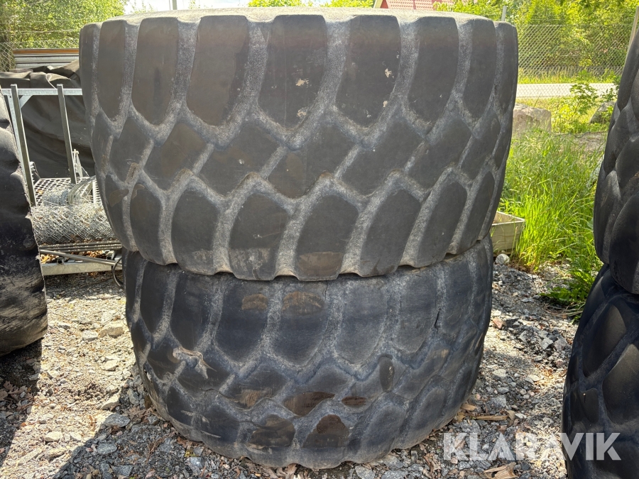 Entreprenaddäck Good Year 775/65R29 med fälg 4 st
