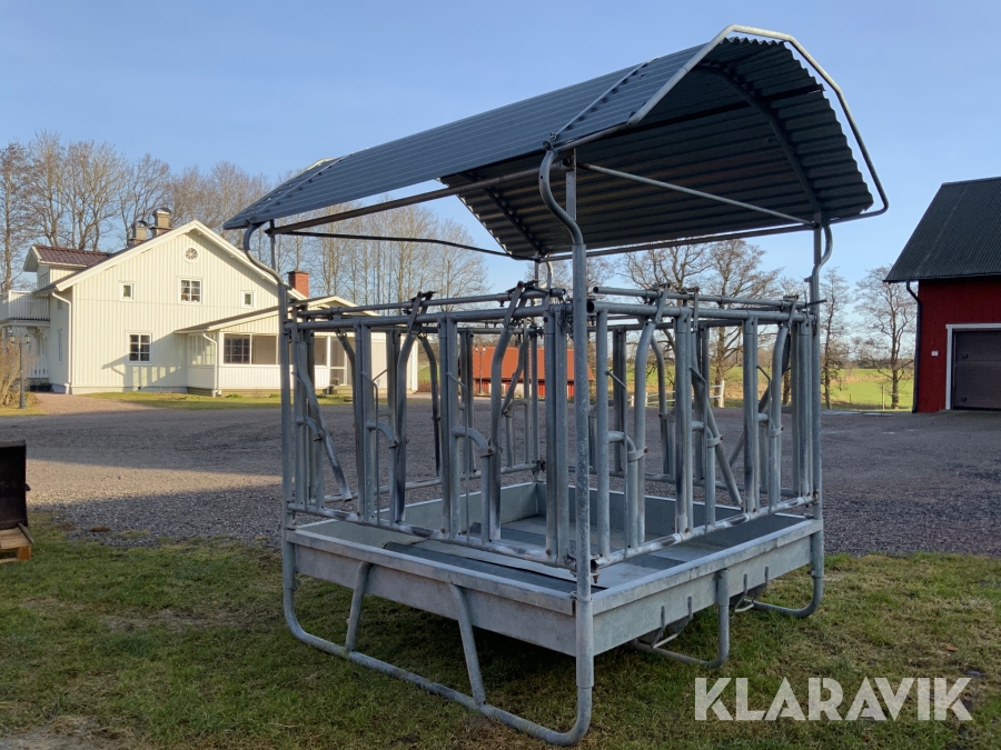 Foderhäck med tak för nöt 12st platser med låsgrindar