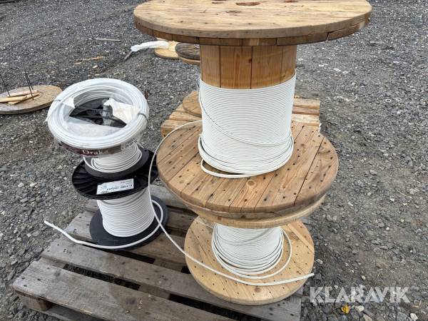 Blandade elkablar och LAN-kabel