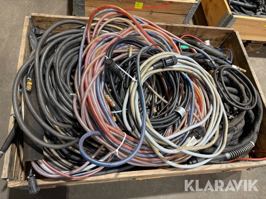 Parti med diverse kablar och slangpaket