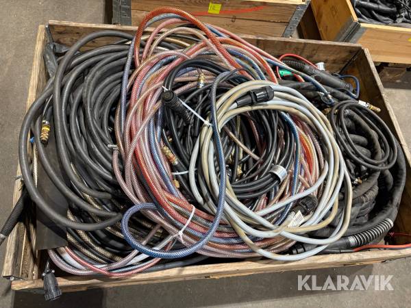 Parti med diverse kablar och slangpaket