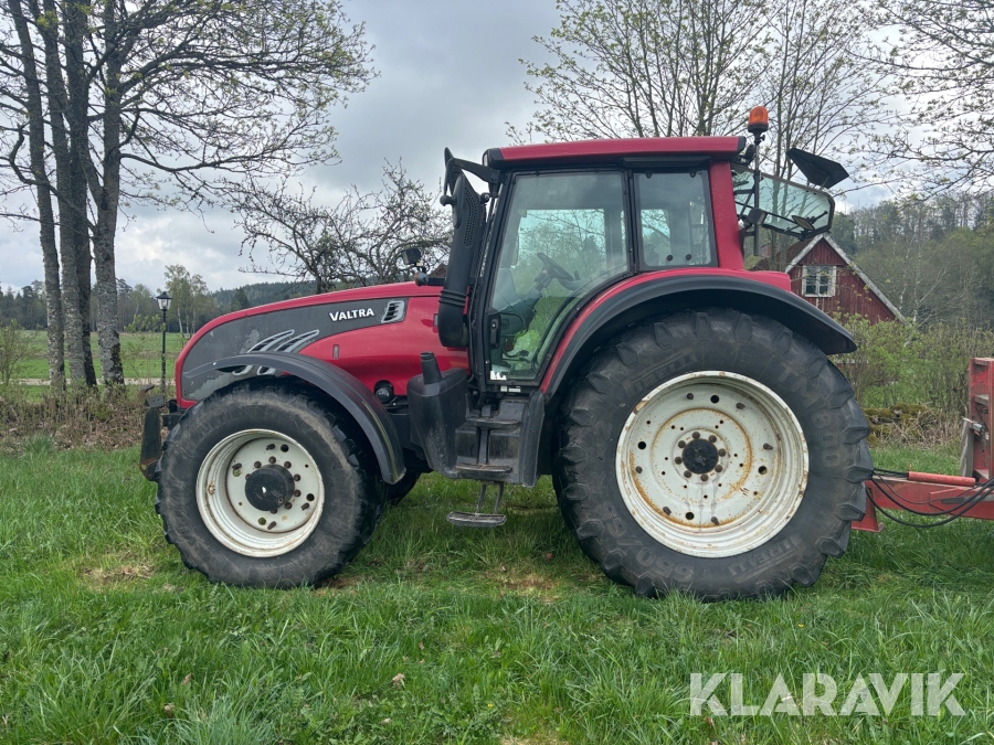Traktor Valtra T202 med frontlyft