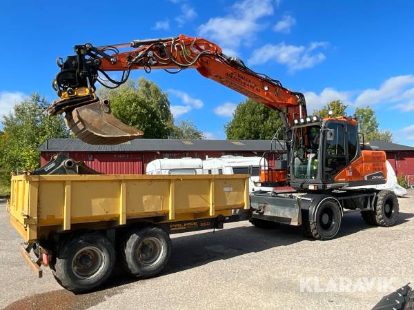 Grävmaskin Doosan DX140W-5 med kärra och redskap