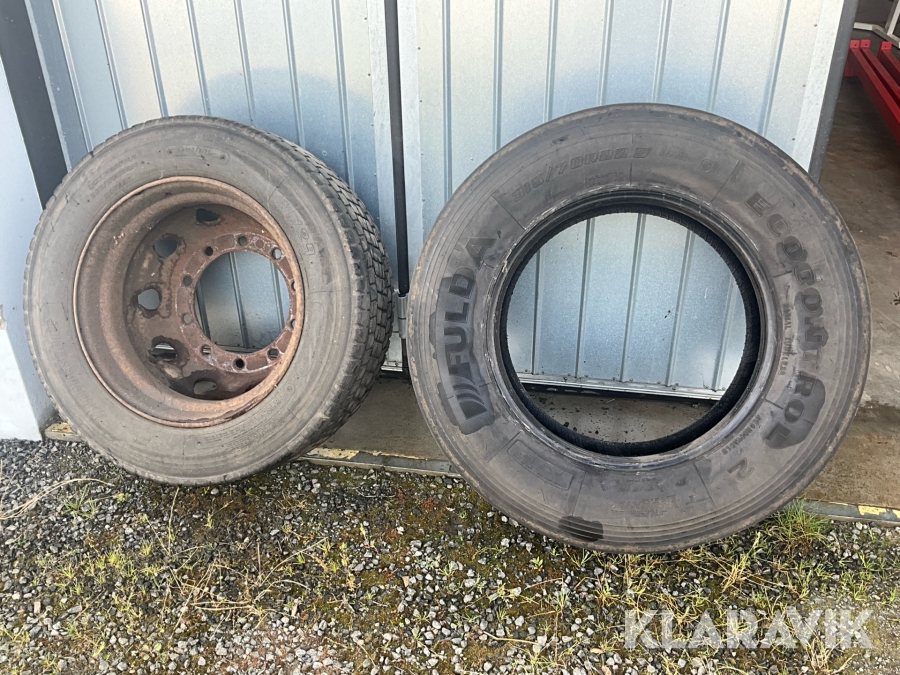 Däck Fulda 315/70 R22,5 samt ett däck med fälg 295/50 R22,5