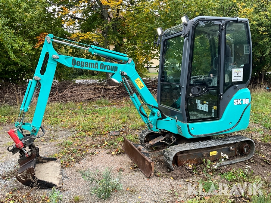 Grävmaskin Kobelco SK18 med maskinsläp och redskap