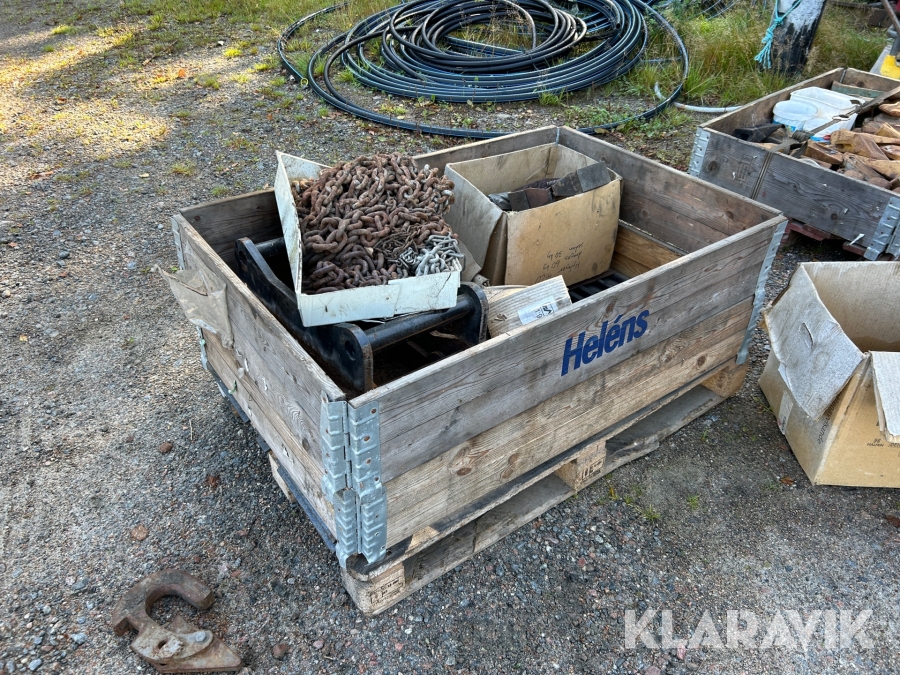 Pall med grävmaskinsdelar  