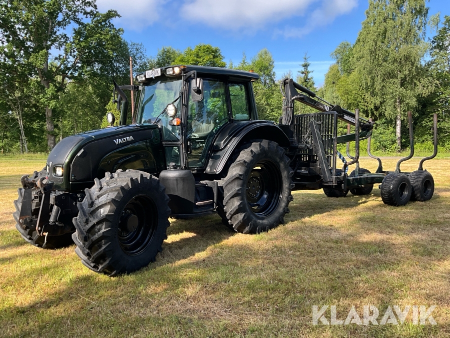 Traktor Valtra N141 med Moheda skogsvagn och kran med grip