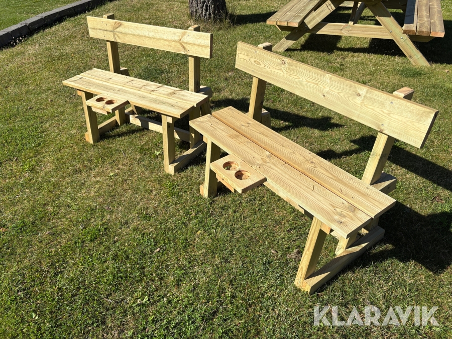 Bänk med dryckeshållare