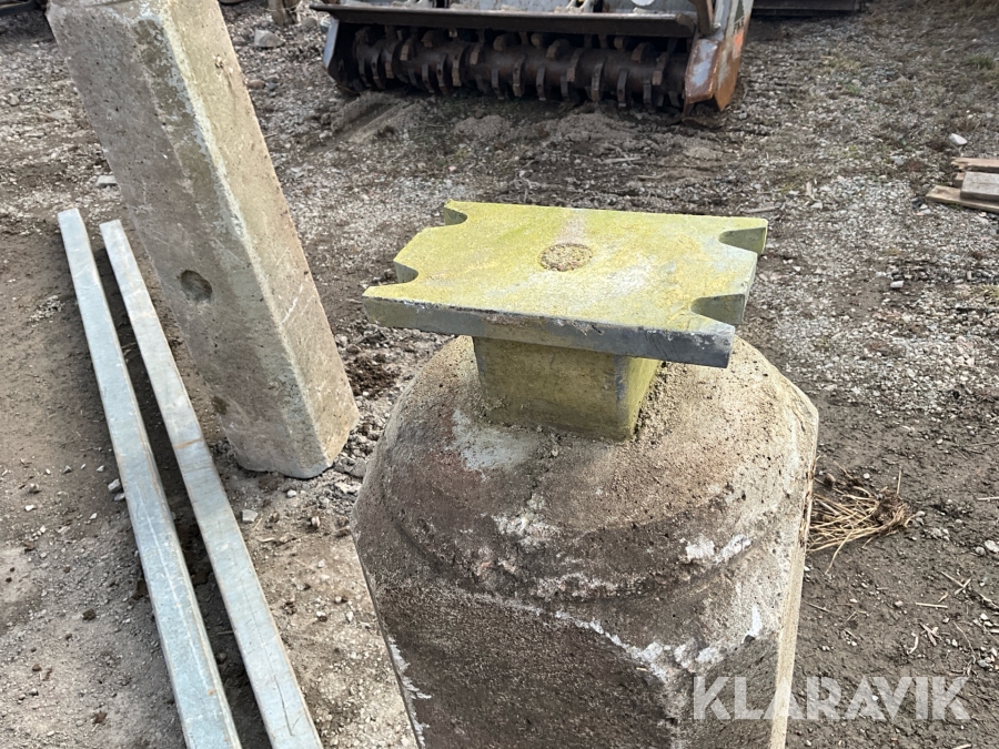 Betongfundament med stolpe 2st