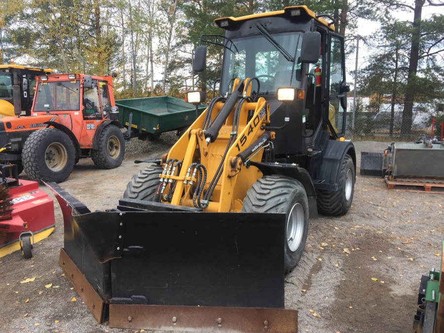 Hjullastare med vikplog och sandspridare