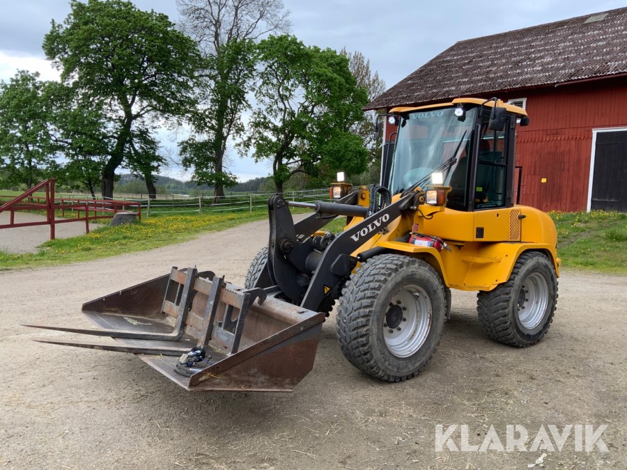 Lastmaskin Volvo L30B Pro med skopa & gafflar