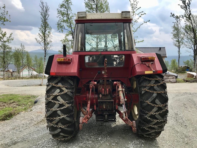 Klaravik Auktioner  Traktor International 1056 AXL med tillbehör