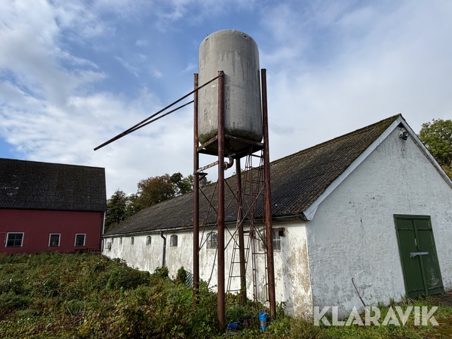 Rostfri vattentank på stativ