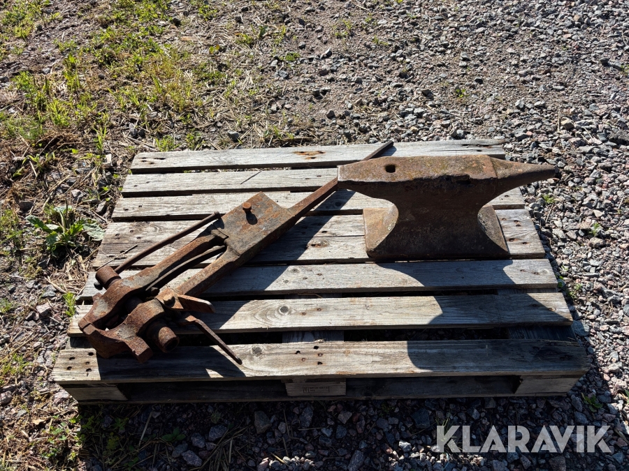 Smidesjärn samt skruvstäd