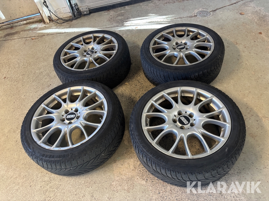 Vinterdäck på aluminiumfälgar GoodYear 245/45R19 passar Mercedes V300
