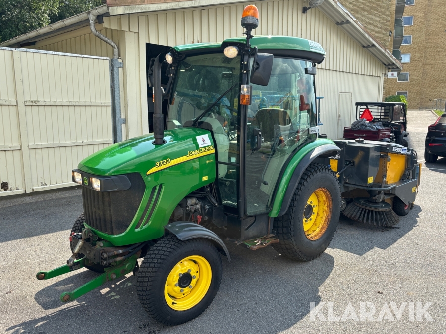 Traktor John Deere 3720 + Vikplog, sandspridare & sopaggregat
