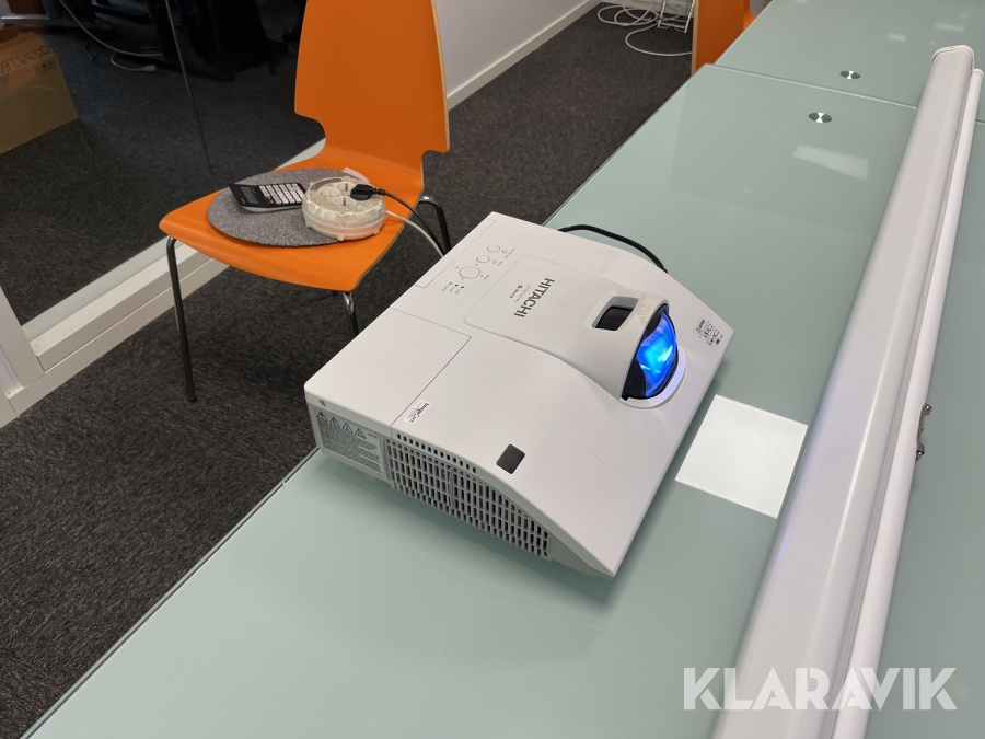 Projektor Hitachi med duk