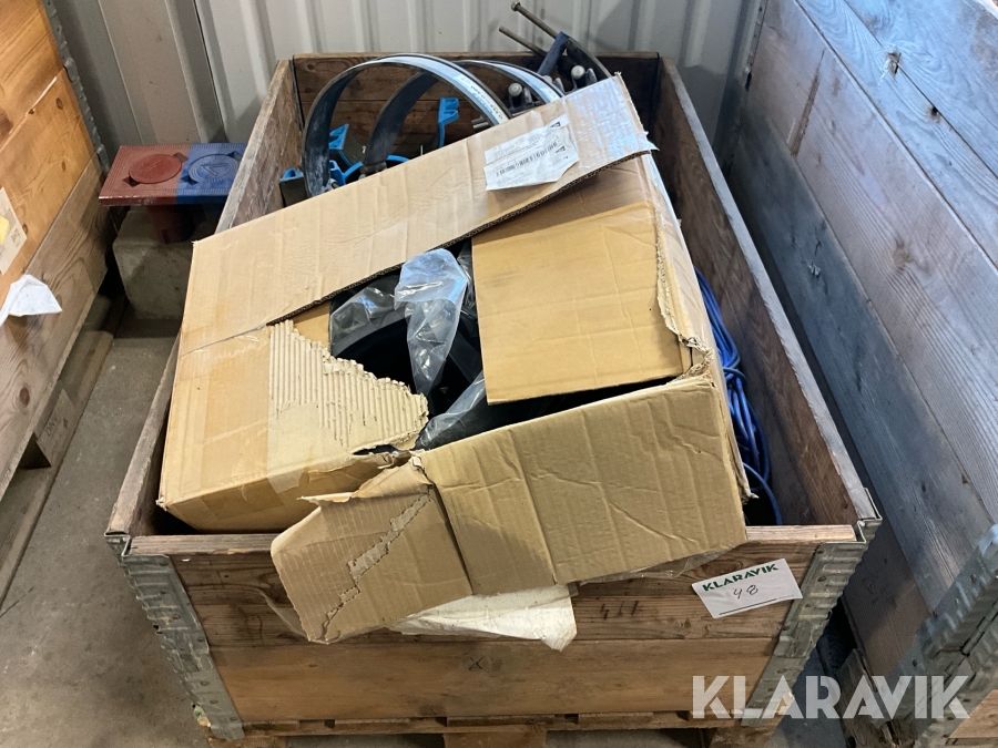 Parti med diverse rördelar