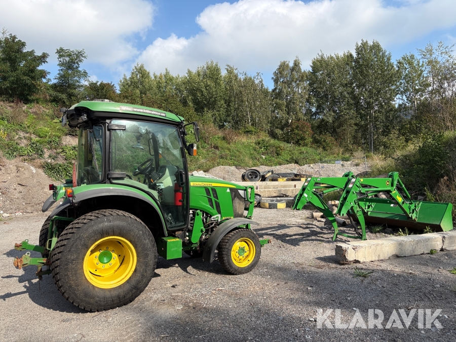 Redskapsbärare John Deere 4066R med lastarm, vikplog, sopvals
