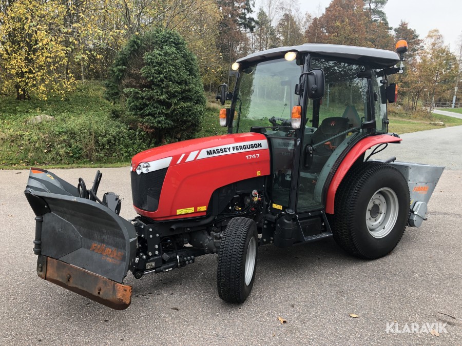 Traktor Massey Ferguson MF 1747 med vikplog & spridare