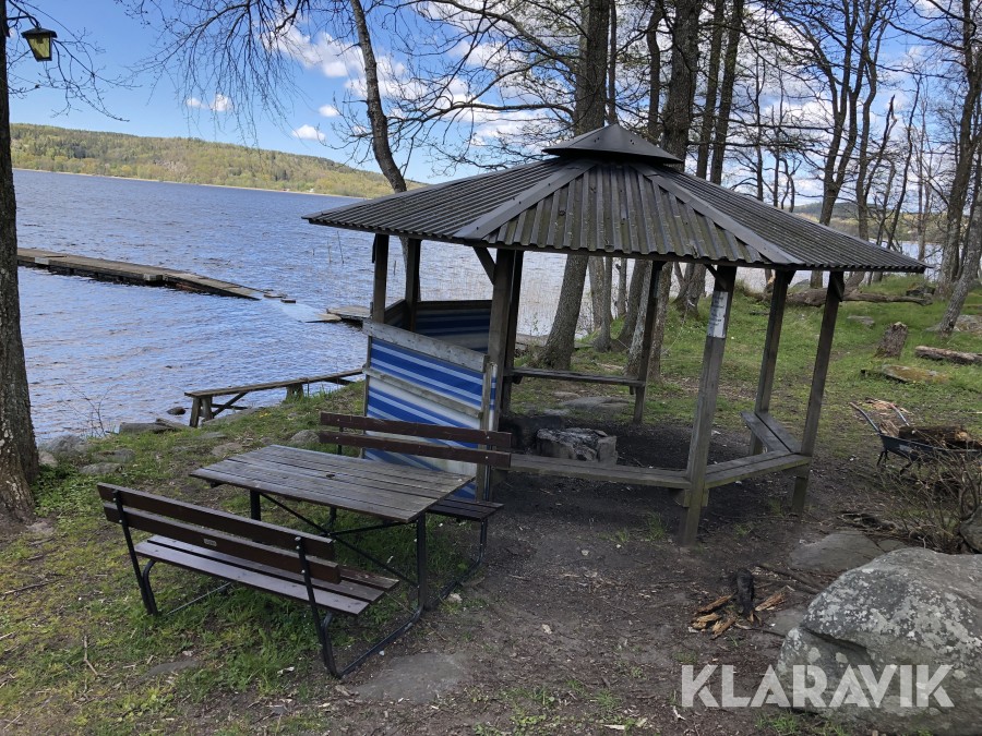 Grillplats med tak och sittbänk 