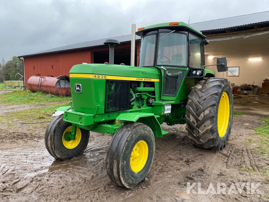 Traktor John Deere 4230