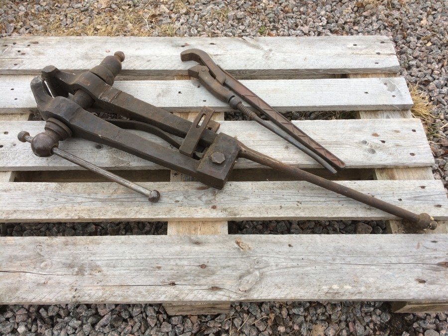 Smidesskruvstäd och rörtång