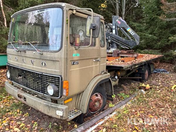 Fd militärlastbil Volvo F407 4x2 med flak och kran