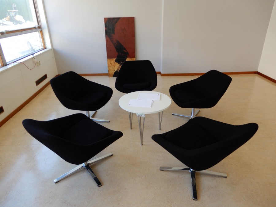 Fåtöljgrupp med runt bord