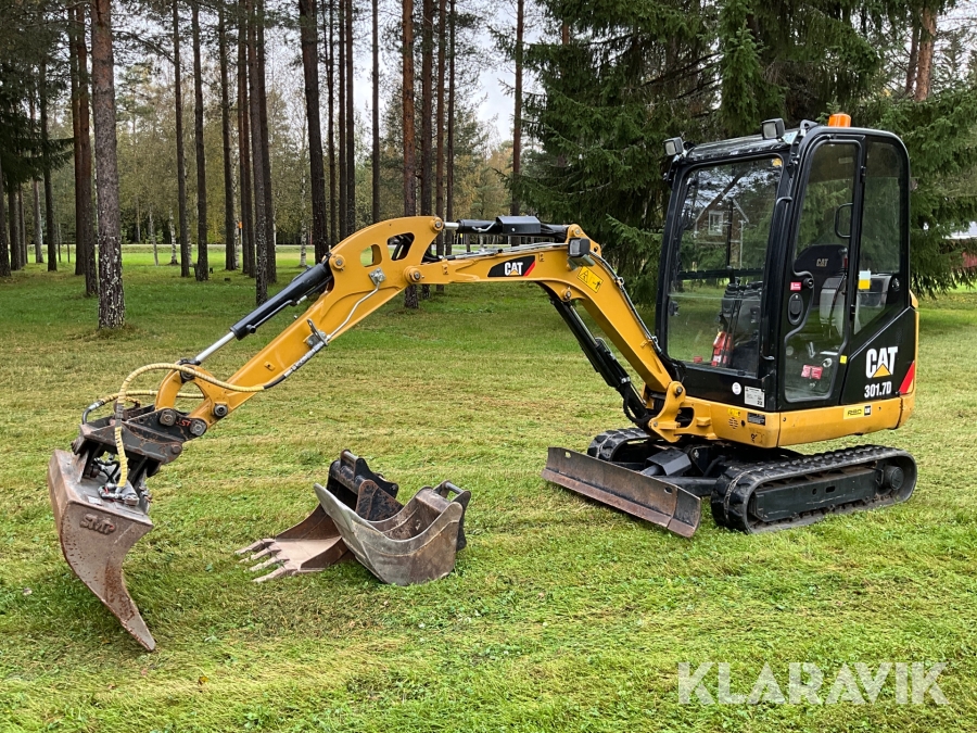 Grävmaskin CAT 301.7D med flera redskap