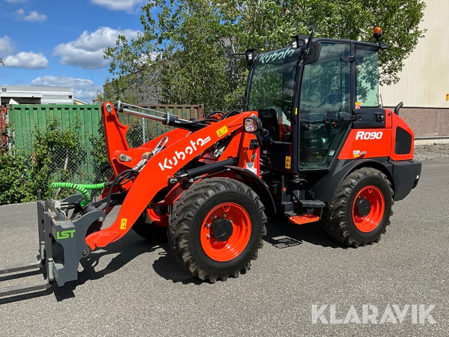 Hjullastare Kubota R090 med vikplog och redskap