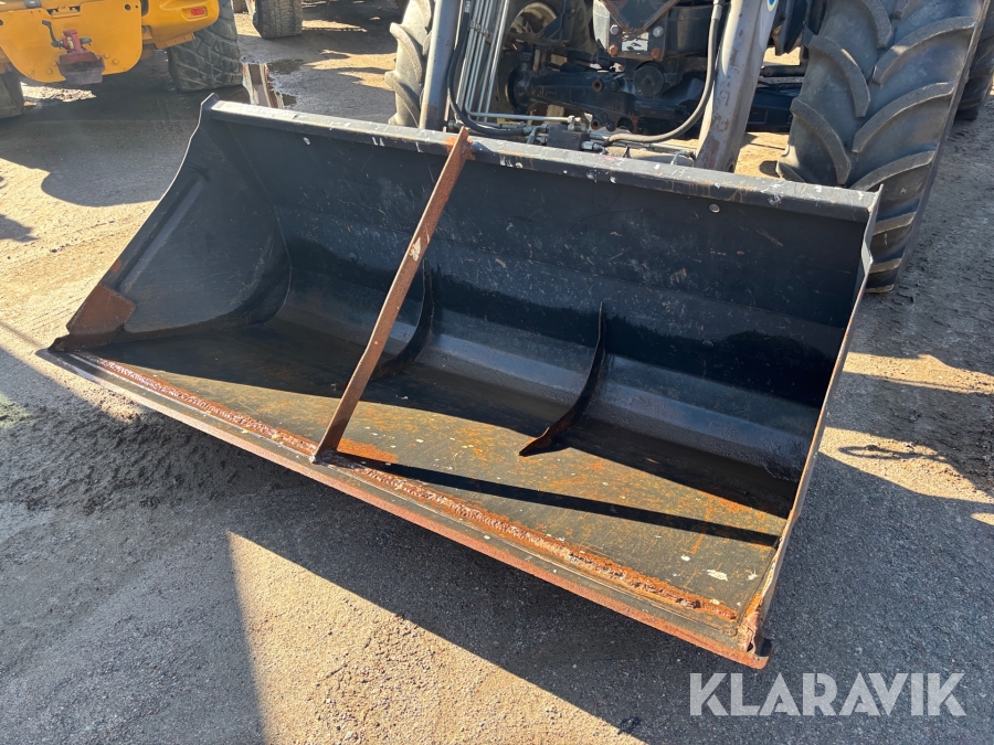 Traktor New Holland TM120