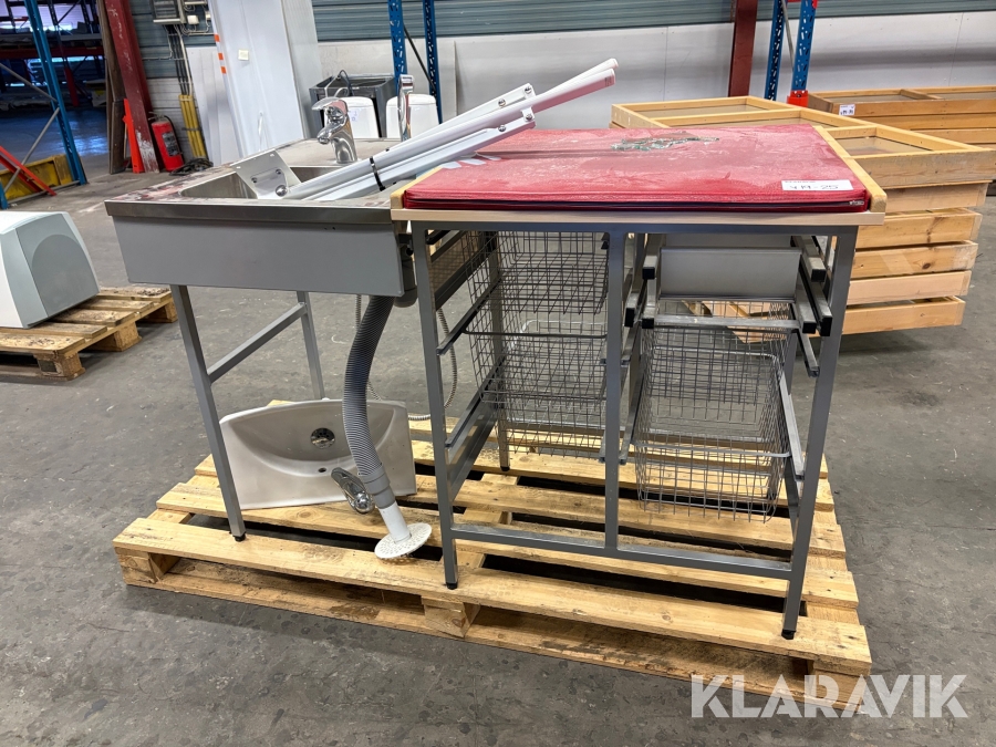 Skötbord med utdragbar stege och diskho